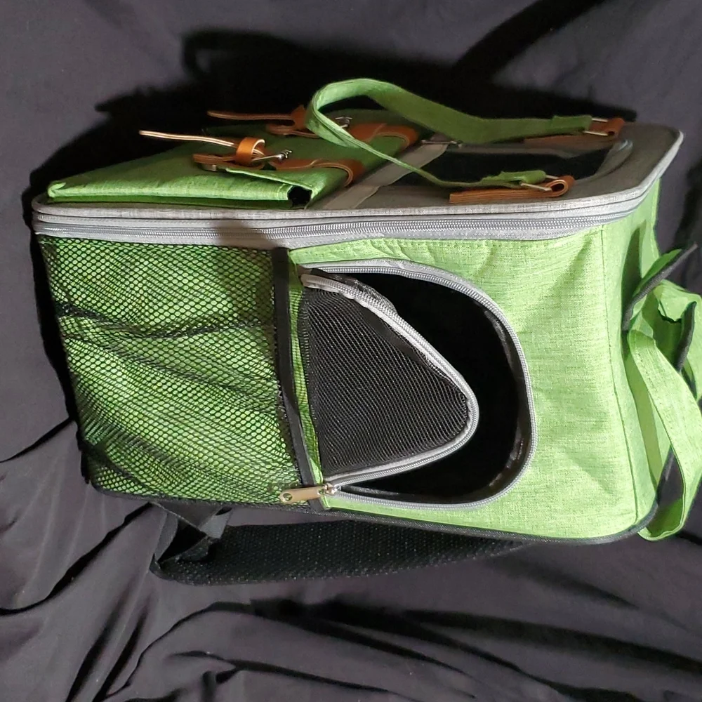 NWOT Pet carrier/backpack small dogs and cats